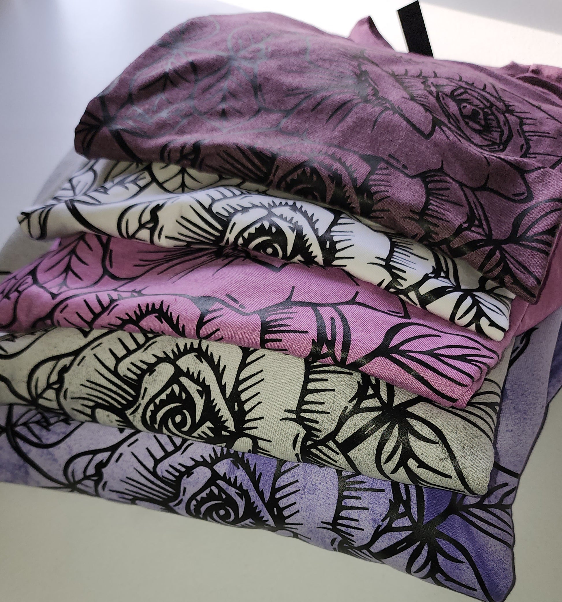 ROSES MYSTERY TEE